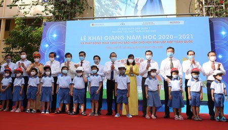 Phó Thủ tướng dự khai giảng năm học mới và phát động 'Tháng cao điểm ATGT cho học sinh đến trường' - ảnh 3